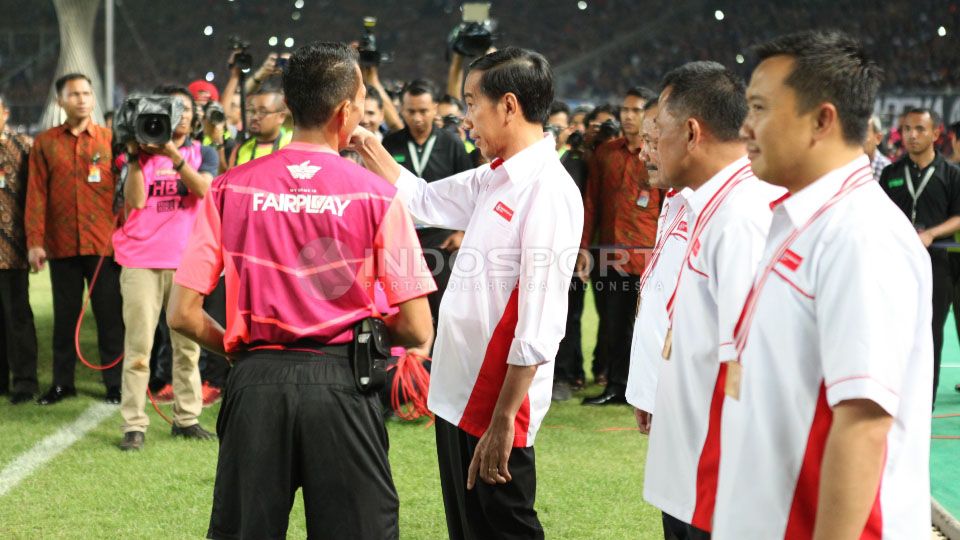 Presiden Indonesia Jokowi (tengah) dan Menpora Imam Nahrawi (kanan) ikut menyaksikan final Piala Bhayangkara. Copyright: © Herry Ibrahim/Indosport